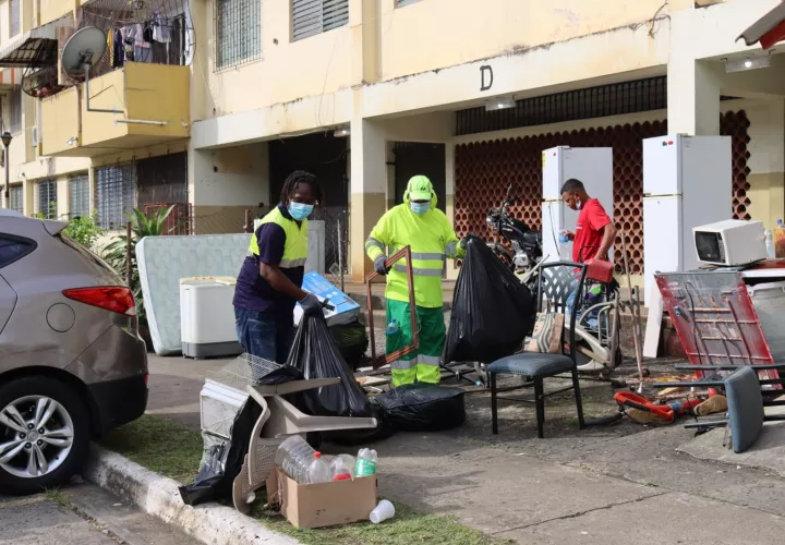 Abrego, expresó que durante  este operativo también se realizó barrido, corte de grama, fumigación y barrido mecánico.