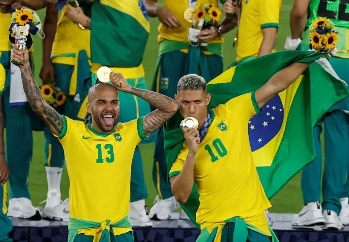 Richarlison (d) y Dani Alves (i) celebran tras conseguir la medalla de oro. /EFE