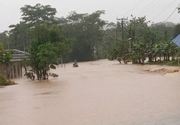 El agua subió casi un pie de altura.