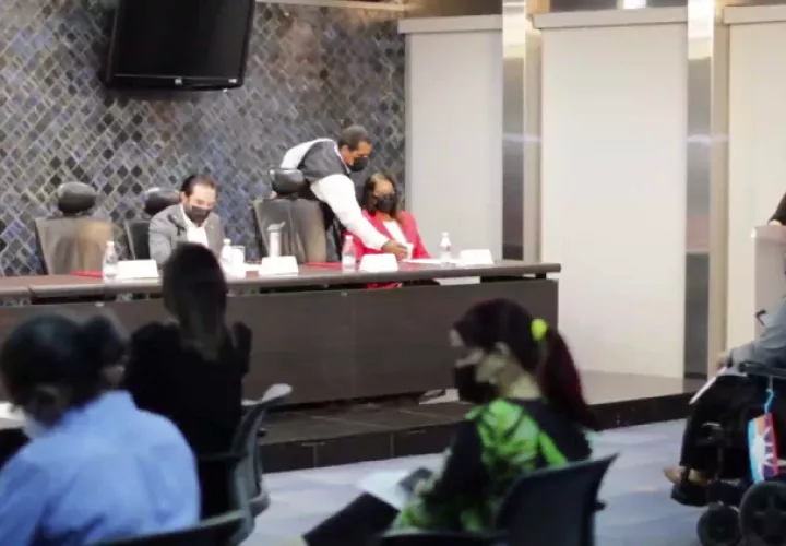 La denuncia fue realizada ante los miembros de la Comisión de la Mujer, la Niñez, la Juventud y la Familia de la Asamblea.