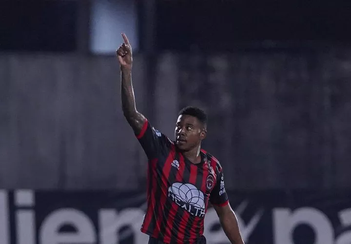 Ricardo Clarke, del Sporting, festeja su gol contra el Tauro en el minuto 90(+2). Foto:LPF