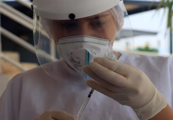 La vacuna contra la covid-19 de Pfizer en EE.UU. se llamará a partir de ahora Comirnaty después de que la Administración de Alimentos y Fármacos (FDA, en inglés) . EFE -