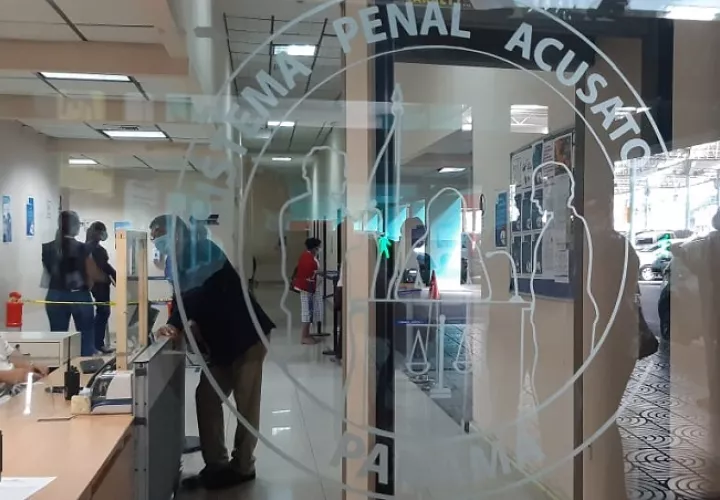 Vista general de la entrada del Sistema Penal Acusatorio en Plaza Ágora.