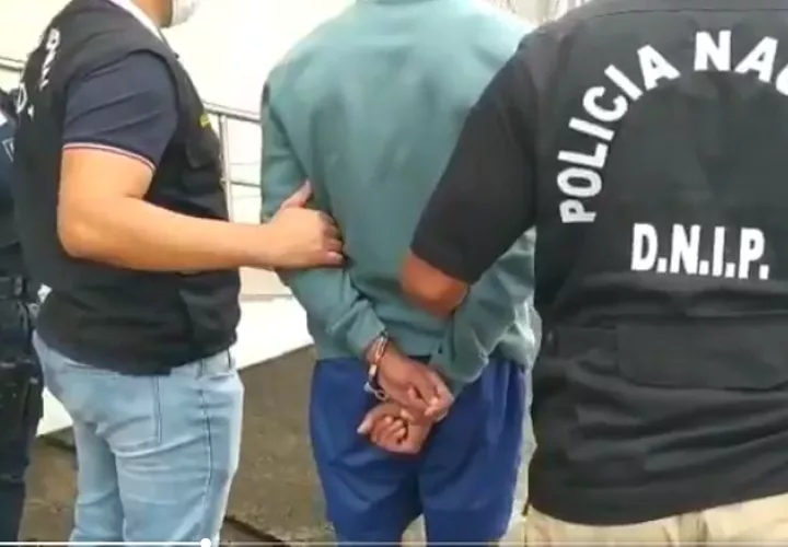 Por este mismo caso se mantiene retenido e imputado por la presunta comisión del delito contra el patrimonio económico.