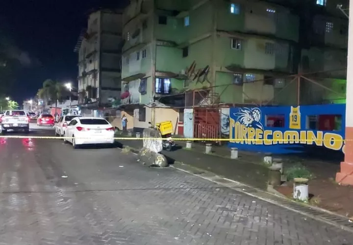 Vista general de la escena del crimen en calle 5 avenida Central en Colón.