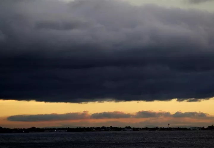 Este huracán categoría uno en la escala Saffir-Simpson (máxima de 5) se aproxima a las regiones central y occidental de Cuba, donde ya hay precipitaciones y vientos fuertes.