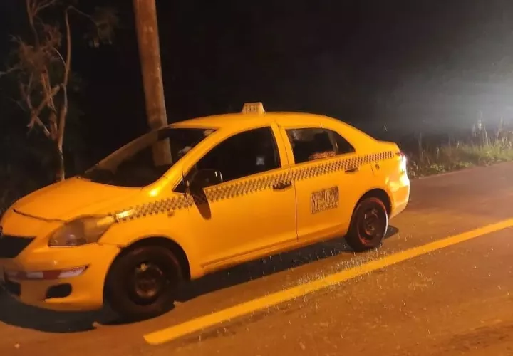 El vehículo quedó estacionado al borde de la vía.