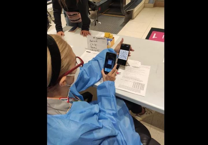 La exoneración se hará válida "siempre que -el viajero- haya registrado de forma digital o presente de forma física su tarjeta de vacunación con el esquema completo de vacunación.