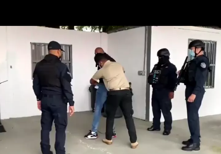 Esposado, con las manos en la espalda, Cossio fue subido a una avioneta del Servicio Nacional Aeronaval (Senan), que lo trasladó hasta Punta Coco.