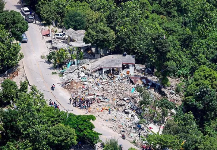 Los aviones de la Royal Navy han ayudado a inspeccionar parte de la devastación en Haití mientras vuelan desde el amanecer hasta el anochecer sobre el país caribeño afectado por el terremoto.  EFE
