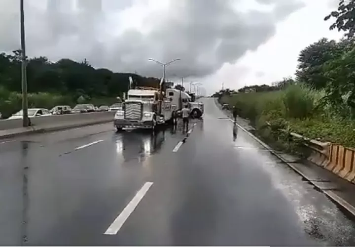 Se necesitó una grúa para remover el camión de la vía.