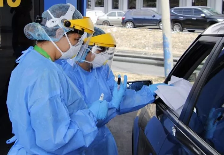 Personal de salud realiza toma de hisopado exprés.