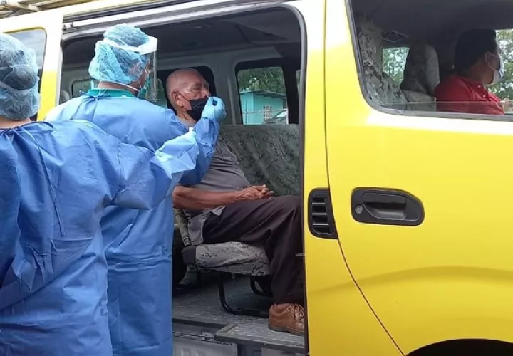 En los puesto de hisopado exprés las pruebas son aplicadas a todas las personas que llegue en sus autos.