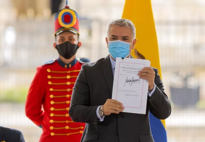 Fotografía cedida por la Presidencia de Colombia del mandatario Iván Duque, este martes durante la sanción de la Ley de Inversión Social en Bogotá (Colombia). EFE