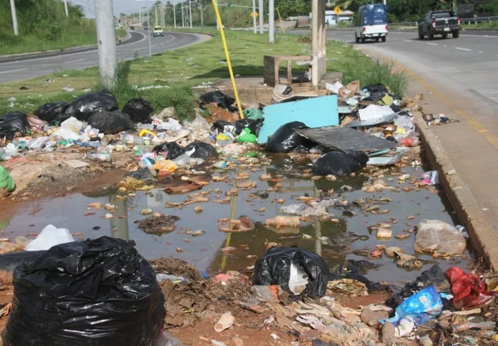 personas inescrupulosos tiran la basura en donde les da la gana.