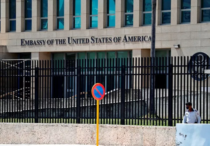 Vista exterior de la Embajada de Estados Unidos hoy, en La Habana (Cuba). EFE