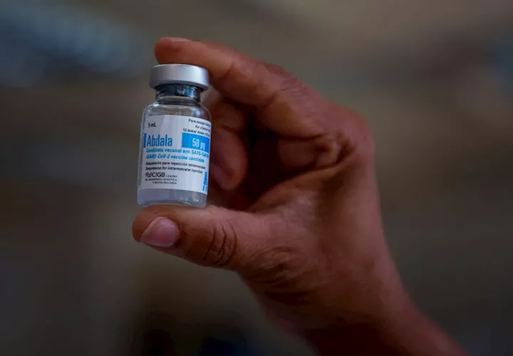 Una enfermera sostiene una dosis de la vacuna para el coronavirus en fotografía de archivo. EFE