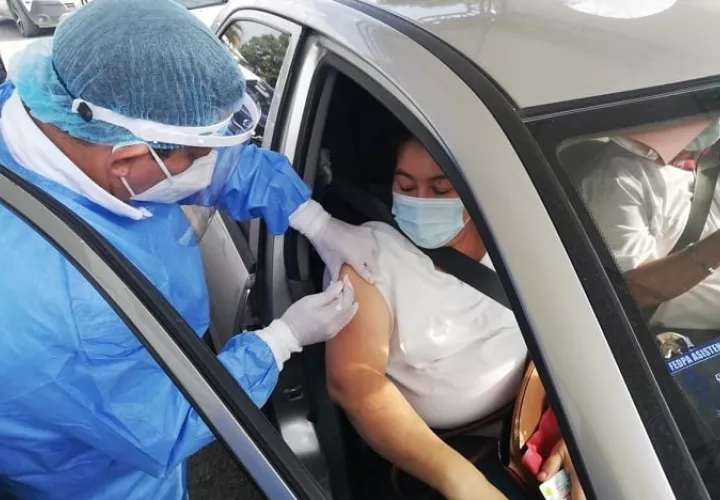 La decisión de bajar la edad para la aplicación de esta vacuna se basa en estudios realizados por la OMS y la EMA.