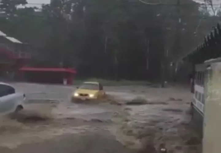 Las precipitaciones, que se mantuvieron toda la tarde, provocaron que el río que pasa por Nuevo San Juan centro se desbordara.