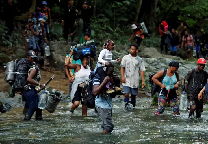 Migrantes haitianos en su camino hacia Panamá por el Tapón del Darién en Acandí (Colombia). Fotografía de archivo. EFE