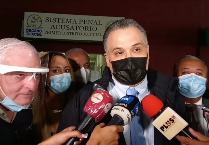 El abogado Alfredo Vallarino conversa con los periodistas a su salida del Sistema Penal Acusatorio de Plaza Ágora. Foto: Edwards Santos