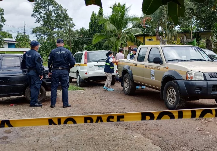 Autoridades en la escena de los hechos, investigando. Fotos: Eric Montenegro