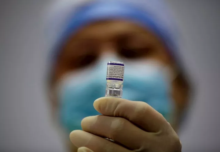 personal médico prepara la tercera dosis de Pfizer contra la covid-19. EFE