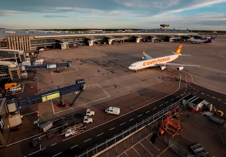 Un avión de la aerolínea estatal de Venezuela Conviasa, en una fotografía de archivo. EFE