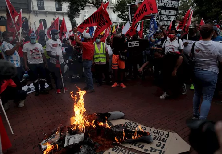 Los manifestantes quemaron un muñeco que representa a la Minería. Foto: EFE