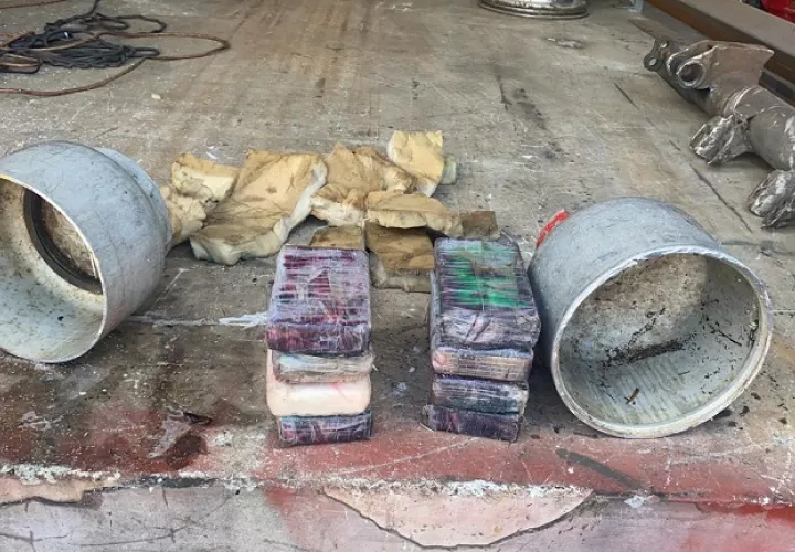 Los miembros de la DIJ abrieron el tanque de gas por la mitad, encontrando dentro los paquetes de sustancia ilícita.