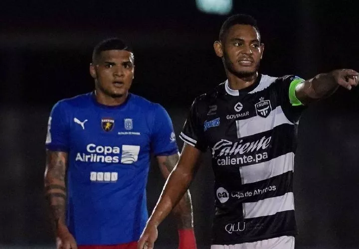 Emanuel Chanis, defensa de Plaza Amador, e Ismael Díaz (10), de Tauro FC. Foto:LPF