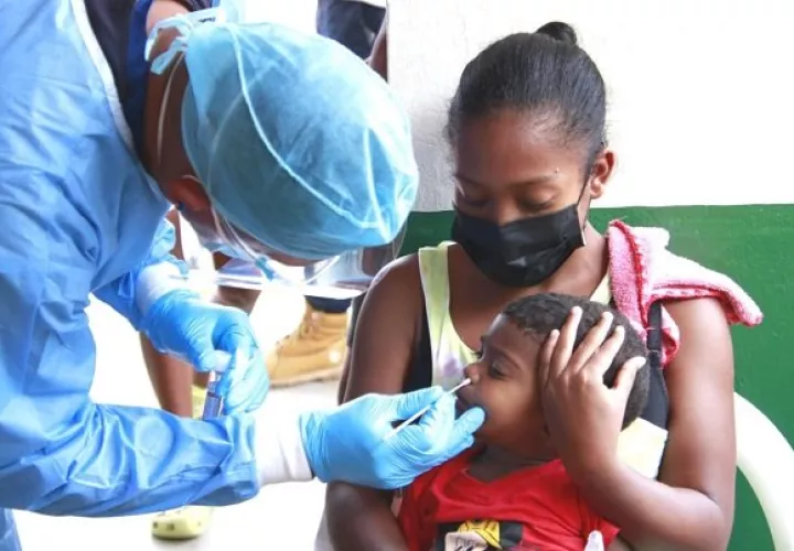 Si los niños pequeños presentan síntomas parecidos a los del Covid-19 también deben ser hisopados.