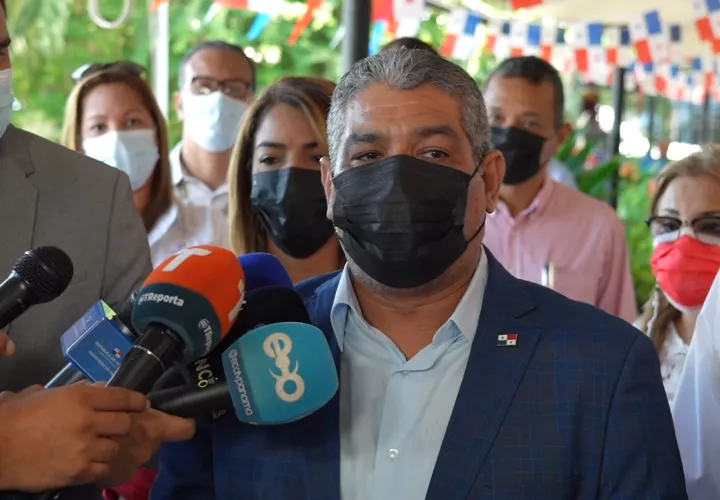 En la imagen aparece el ministerio de Salud, Luis Francisco Sucre.