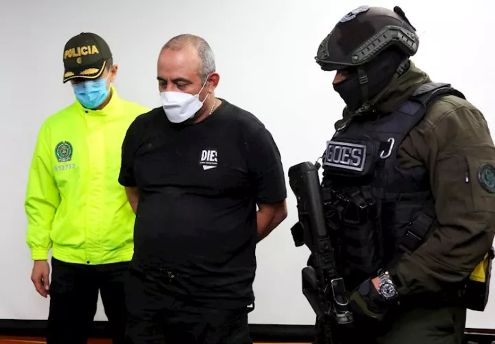En la imagen aparece el número uno de la banda criminal del Clan del Golfo, Dairo Antonio Úsuga David (c), alias &quot;Otoniel&quot;, en el momento que es reseñado por las autoridades en Bogotá (Colombia). EFE