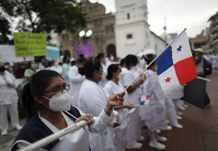 Cientos de enfermeras participan hoy, en una marcha hacia la Presidencia de la República, en protesta por el incumplimiento de promesas salariales. EFE