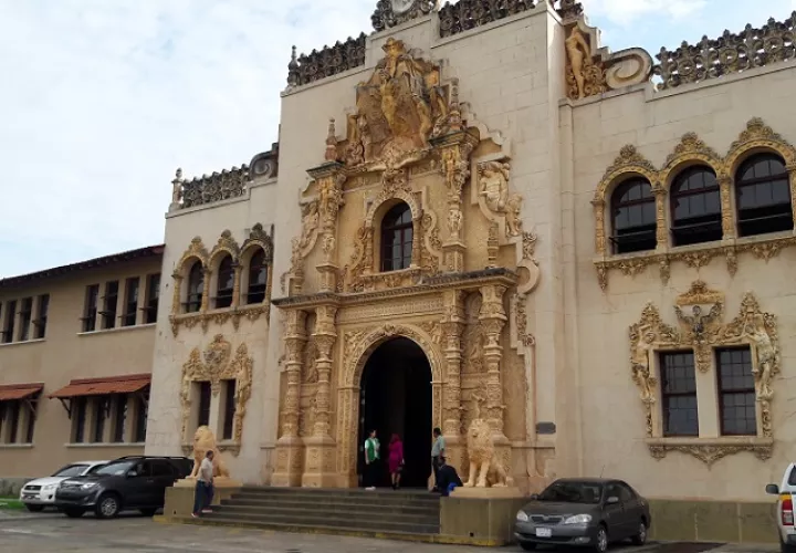 Los daños se aprecian en la fachada del edificio, piscina, áreas deportivas y otros lugares de la estructura del histórico centro de enseñanza. 
