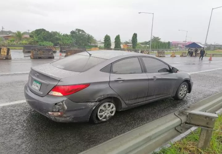En el área de los Cuatro Altos se detuvo un vehículo tipo sedán, color gris, con un sospechoso dentro.