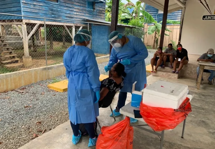 Equipos de Respuesta Rápida realizan pruebas de hisopados para descartar casos de Covid-19 en Charco la Pava en Almirante.