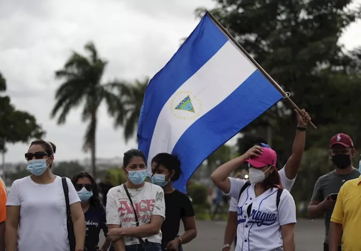 Decenas de nicaragüenses residentes en la capital protestan este domingo, en la cinta costera en Ciudad de Panamá, por las elecciones presidenciales en Nicaragua. EFE