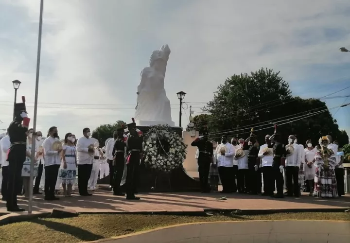 Autoridades colocaron una ofrenda floral ante el monumento a La Libertad.