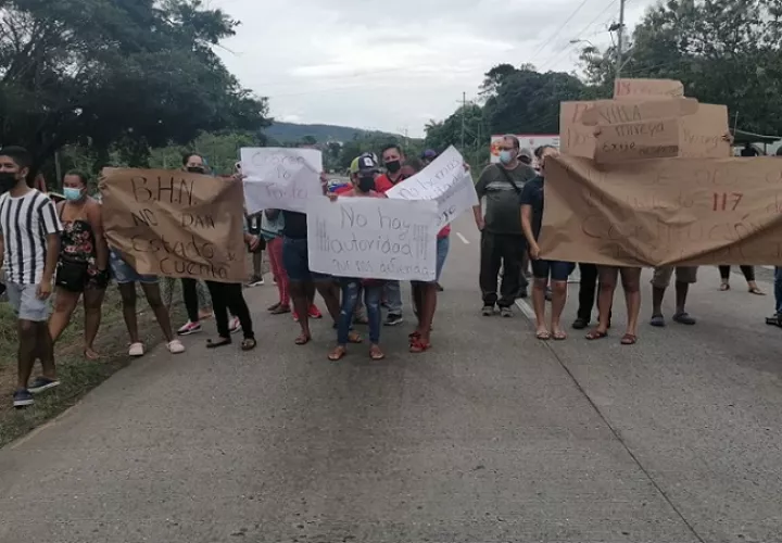 El bloqueo de la vía, el cual se extendió por varias horas.