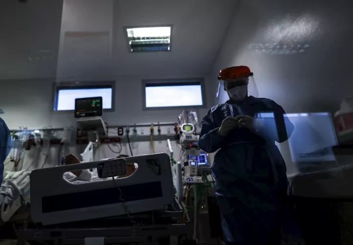 Médicos y enfermeros trabajan en una Unidad de Cuidados Intensivos de un hospital. Foto: EFE Ilustrativa