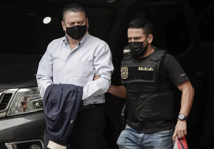 El alcalde de San José, Johnny Araya (i), fue captado al ser detenido, durante un operativo. FOTO/EFE