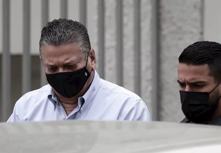 El alcalde de San José Johnny Araya (i), cuando fue detenido como sospechoso de actos de corrupción. EFE