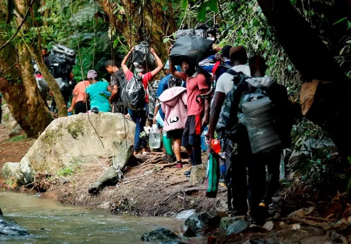 La imagen muestra a migrantes haitianos en su camino hacia Panamá por el Tapón del Darién en Acandi (Colombia). EFe
