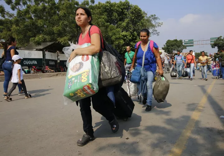 Venezolanos cruzando la frontera colombo-venezolana. EFE