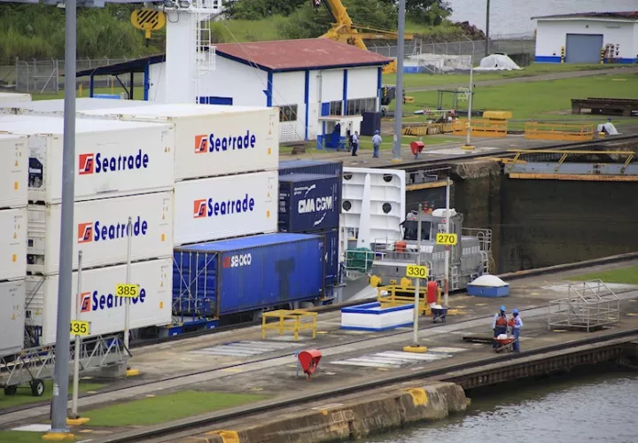 Vista de barcos junto a las reclusas de Miraflores en el pacífico en Ciudad de Panamá (Panamá), en una fotografía de archivo. EFE