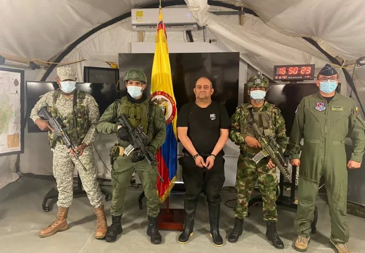 En la imagen, al centro aparece captura de Dairo Antonio Úsuga, alias &#039;Otoniel&#039;, máximo cabecilla del Clan del Golfo.