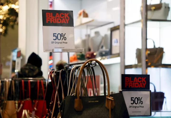 Los carteles de Black Friday se ven dentro de Macy&#039;s Herald Square durante las compras navideñas del &#039;Black Friday&#039; en Nueva York. EFE