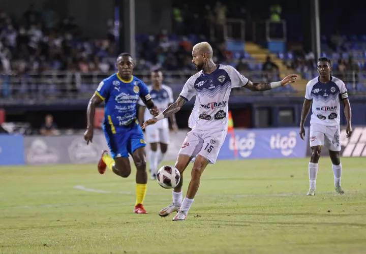 Luis Choy (der.), de Veraguas CD, y Luis Tejada, de Herrera FC, durante el duelo de ida. Foto:Veraguas CD